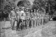 Mobilmachungs-Reportage 1947: Die einberufenen Soldaten stehen in Reih und Glied