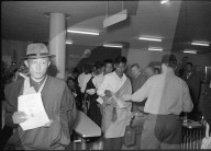 Ankunft der ersten tibetischen Flüchtlinge in der Schweiz, Kloten 1961