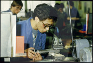Jugend bei der Arbeit: Lehrling Nima Tsering Nangchen an Drehbank