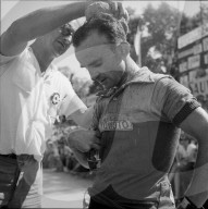 TdF 1951: Jean Robic wird abgekühlt