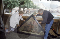 Brand der Kapellbrücke 1993: Liselotte Wechsler und Ueli Habegger mit Bildtafel