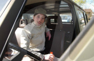 Versteigerung von Beständen der Schweizer Armee 2004: VW-Bus-Käuferin Sarah Heers