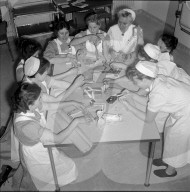 Pflegerinnen machen Päcklis zur Finanzierung der SAFFA 1958