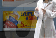 Raucherin in Zürich mit Pall Mall-Reklame 2006