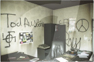 Fremdenfeindliche Schmierereien in einem Reisebüro, 1996