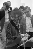 The Rolling Stones in Kloten; Bill Wyman beim Signieren 1967