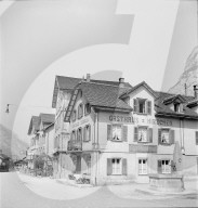 Erstfeld, Brunnen vor Gasthof zum Hirschen; 1942