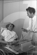 Vinzens Blum, Verwalter Umschulungszentrum der Stiftung Maria-Blum-Kohler mit Patientin 1969