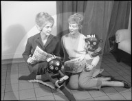 Damen beim der "Blick"-Lektüre, Maskottchen; Zürich 1960