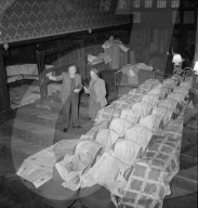 Davos: Angestellte bei Vorbereitungen zur Hoteleröffnung; 1949