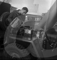 Rekrut füllt Kühler von Armee-Jeep, Thun 1950