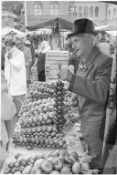 Verkäufer am "Zibelemärit" in Bern 1971