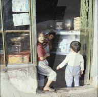 Kinder in einem Lebensmittelladen, Istanbul 1976