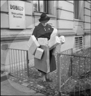 Frau, mit Paketen schwer beladen; 1940