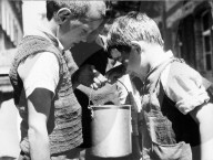 Knaben mit einem Kessel "Soldatensuppe" 1943