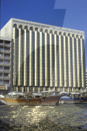 Schiffe vor Bankgebäude, Dubai 1986