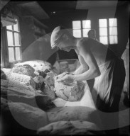 Männer beim Brotbacken in St. Luc, Wallis, 1941