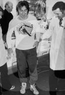 Roland Collombin macht seine ersten Gehversuche im Paraplegikerzentrum in Basel, 1976