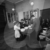 Zürich, Schulkinder üben das korrekte Zähne putzen; 1961