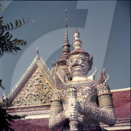 Dämon als Wächter vor einem Tempel, ca. 1960