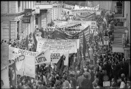 Spruchbänder im 1. Mai Umzug in Zürich 1972