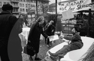 Mann verteilt Flugblatt im Protest gegen seine Mietkündigung, Zürich 1982