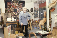 Albert Knöbel in seinem Ladenlokal 1985