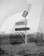 Reklametafel am Strassenrand für Hotel, Restaurant und Zigaretten 1969