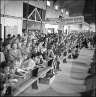 Zuschauer beim Schiessstand, Zürcher Knabenschiessen 1956