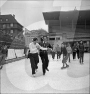Oona Chaplin beim Eiskunstlaufen mit Nigel Brown-Rovida, 1953