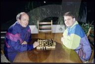 Sepp Trütsch und Sohn Josef beim Schach spielen 1992