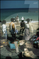 Indische Männer und Frauen am Strand von Kerala 1981