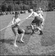 Solennität in Burgdorf 1951; Knaben beim Seilziehen