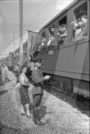 Abreise, Internierte im Zug; 1945