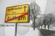 Deckeneinsturz in der Eishalle von Bad Reichenhall 2006: Schild am Ortsende von Aufham