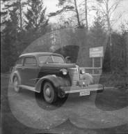Auto bei Grube für Ersatztreibstoff-Rückstände um 1941