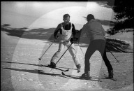 König Hussein von Jordanien lernt Skifahren, St. Moritz 1975