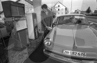 Zürich, Tankwart beim Tank füllen; Zapfsäule; 1970