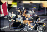 Motorradfahrerinnen mit Hund in Daytona Beach, 1991