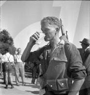 Waffenläufer mit Ovomaltine-Becher, Berner Waffenlauf 1949