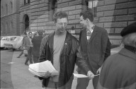 Demonstrant verteilt Flugblätter, Bern 1967