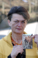 Ruth Steiner mit Foto des Pferds Cherokee
