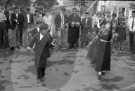 Tibeter Kinder führen Volkstanz auf, Oetwil 1965
