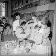 Zürich, Schulkinder üben das korrekte Zähne putzen; 1961