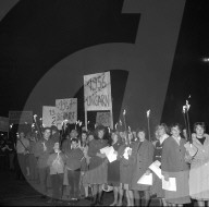 Demonstranten, Transparent, Slogan gegen Sowjetunion;  1961