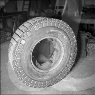 Metallplättchen auf Gummireifen sollen längere Lebensdauer bewirken; 1943
