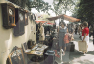 Flohmarkt in Zürich, 1972: Wanduhren, Bilder