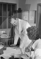 Prof. Ake Senning und Mitarbeiterin, Zürich 1969