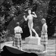 Passantinnen betrachten eine Statue, Zürich 1956