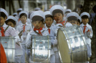 Kindergruppe mit Pauken, China 1980